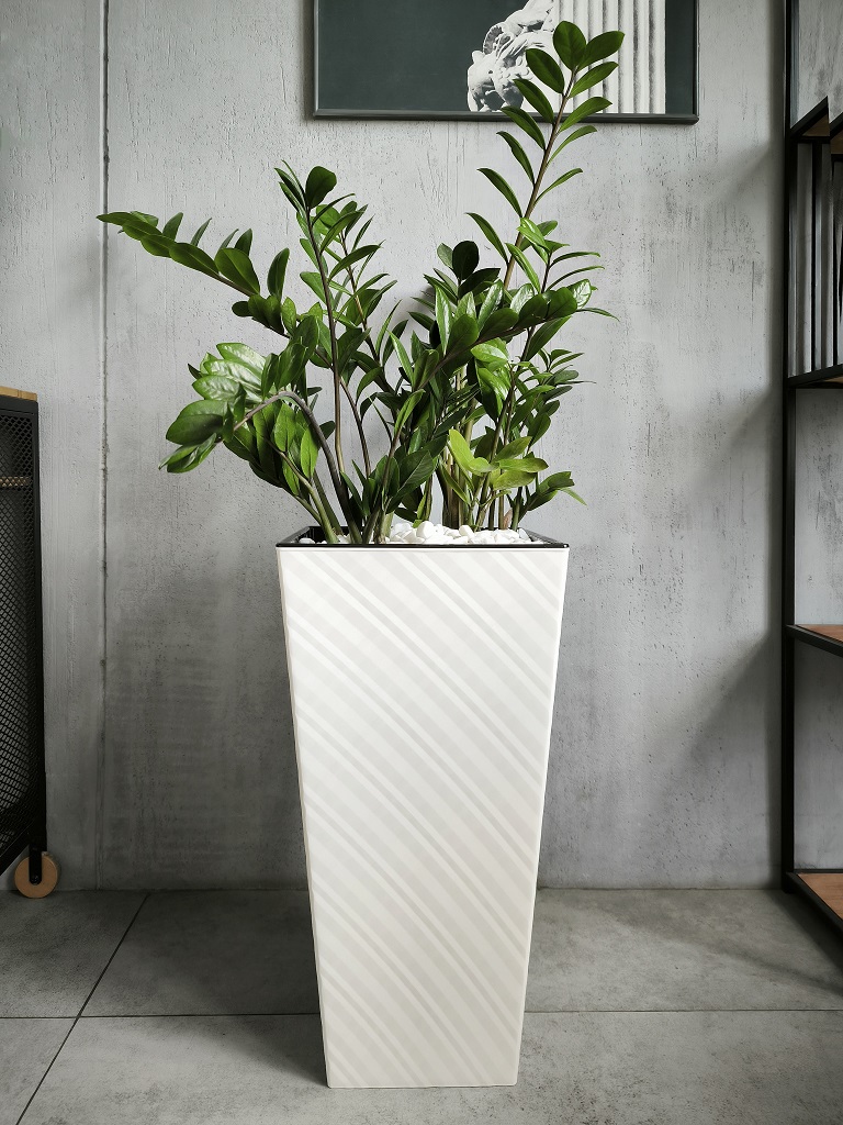 Кашпо пластм. "Manhattan Cube" высокое 34л/вставка19л 300х300мм h564мм Белосн.жасмин IG671410048*1/4 Кашпо пластм. "Manhattan Cube" высокое 34л/вставка19л 300х300мм h564мм Белосн.жасмин IG671410048*1/4